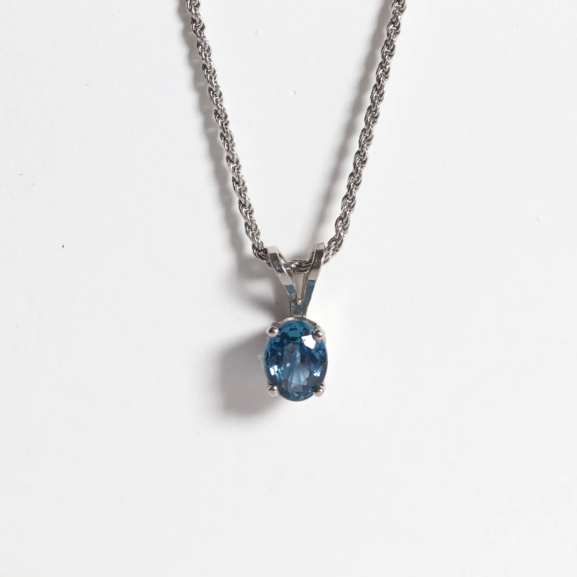 Classic Oval Solitare Yogo Sapphire Necklace