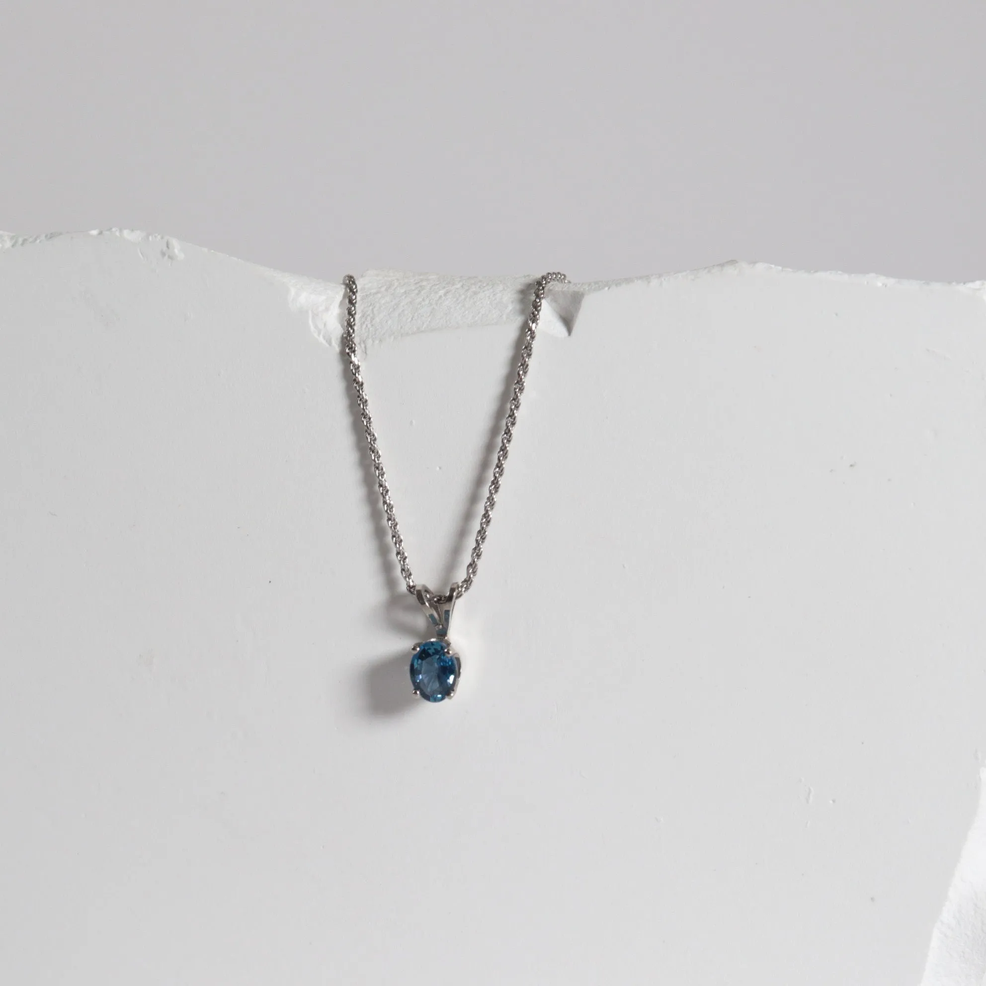 Classic Oval Solitare Yogo Sapphire Necklace