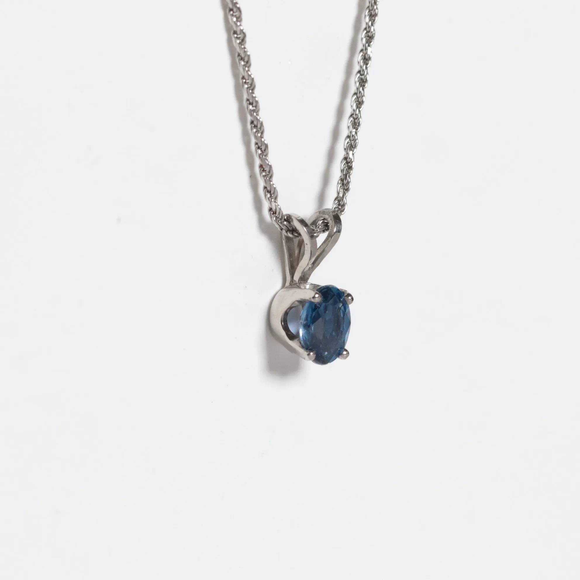 Classic Oval Solitare Yogo Sapphire Necklace