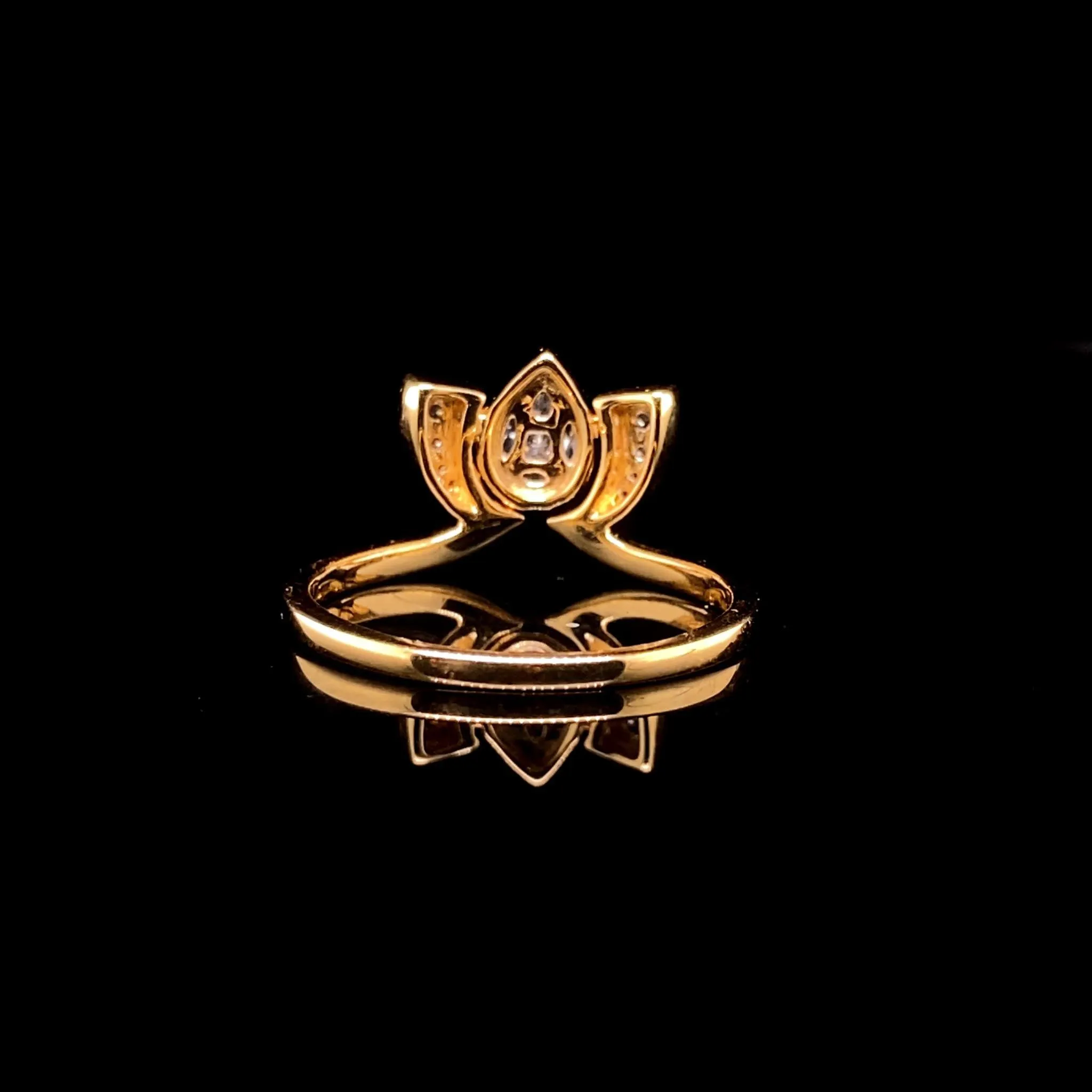 #LVNA2024 | Golden Crown Pear Diamond Ring 18kt