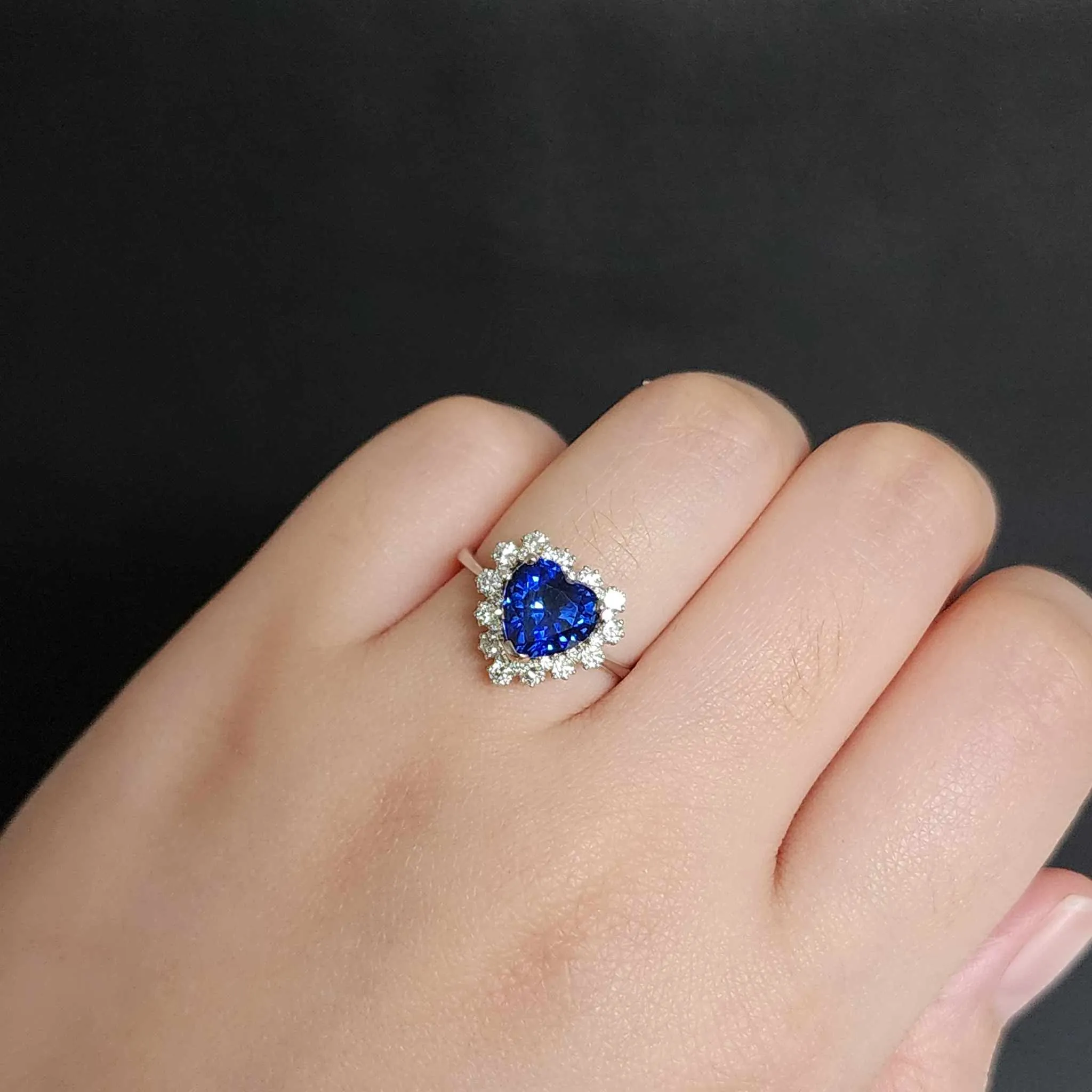 #LVNA2024 | Heart Sapphire Gemstone Halo Diamond Ring 18kt