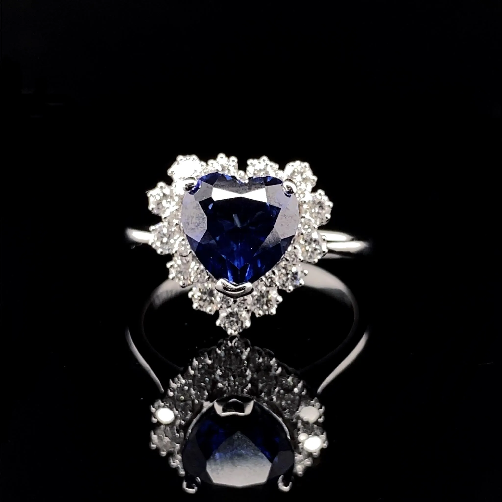 #LVNA2024 | Heart Sapphire Gemstone Halo Diamond Ring 18kt