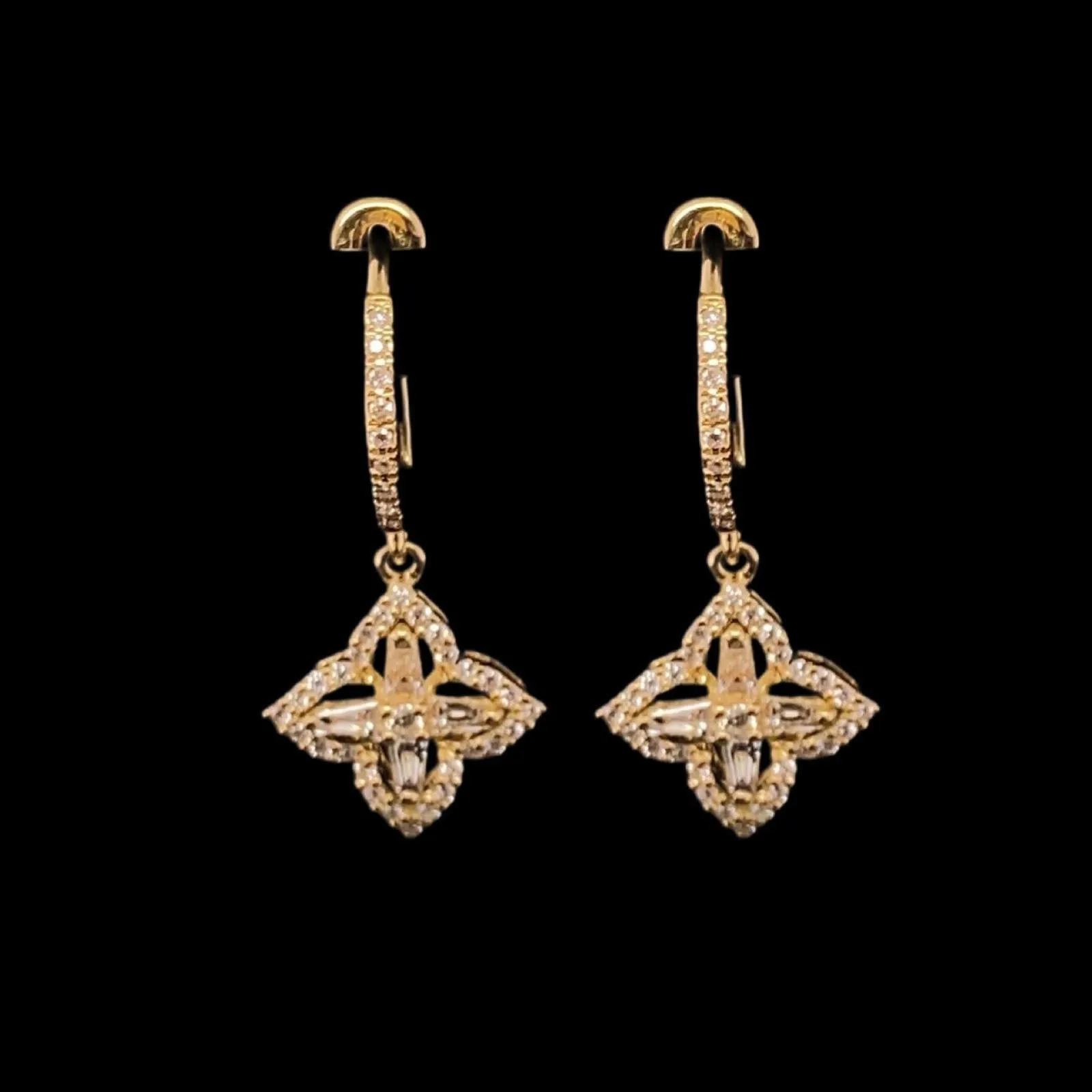 #LVNA2024 | Hoop Clover Baguette Diamond Earrings 18kt